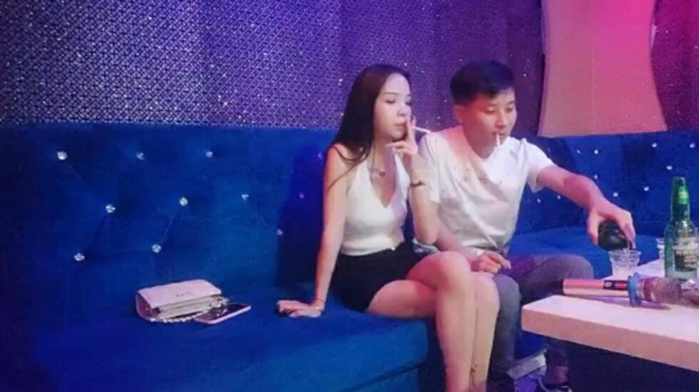 Ông Chen hát ở KTV và quan hệ tình dục với một cô gái chân dài. Cô ấy cởi quần, chạm vào âm hộ và đụ âm hộ của cô ấy.