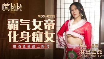 #video xes Cosplay MDX0235-01 Nữ hoàng độc đoán biến thành một con đĩ và quyến rũ Luffy bằng rượu và tình dục.