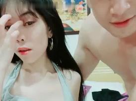 #sex vietsub com Một người đàn ông trung niên quan hệ với một cô gái Việt Nam da trắng và thực hiện màn trình diễn tình dục_cưỡi cô ấy từ phía sau ở nhiều tư thế khác nhau rồi đụ cô ấy và đụ cô ấy