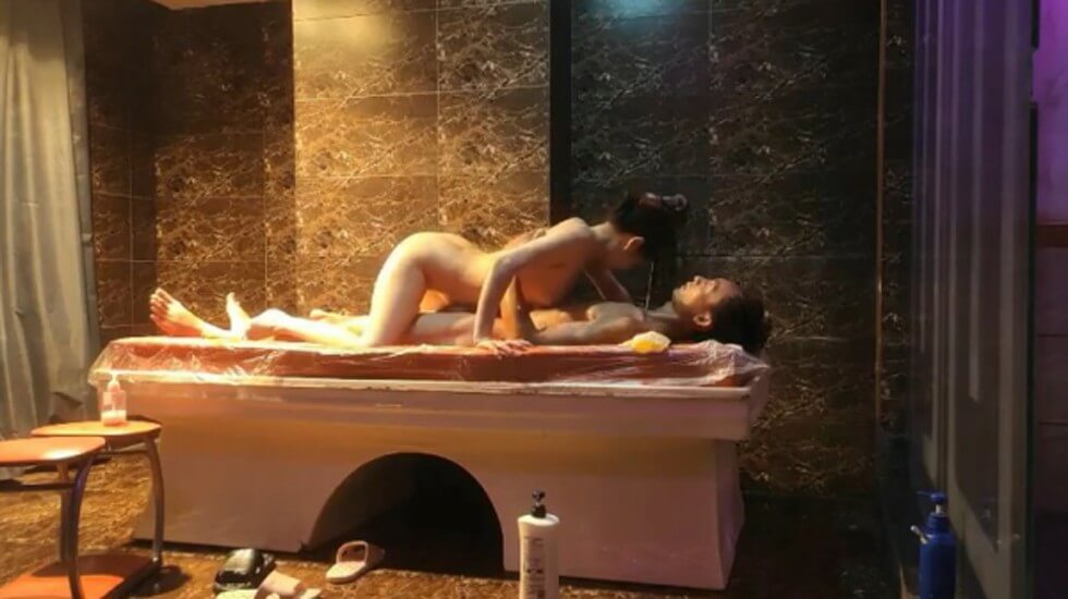 #lala69 Nữ kỹ thuật viên số 62 của spa lén quay phim phục vụ khách hàng, đẩy ngực cô xuống giường nước trong chiếc váy che mông rồi tiến đến giường liếm hậu môn của cô, ông già giơ chân lên đụ cô thật mạnh vào một bộ đầy đủ